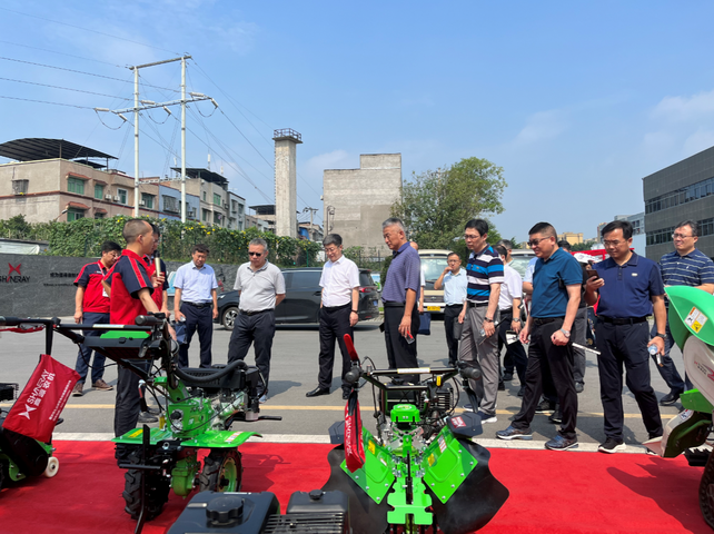 工信部裝備工業(yè)一司領(lǐng)導(dǎo)蒞臨鑫源農(nóng)機調(diào)研指導(dǎo)