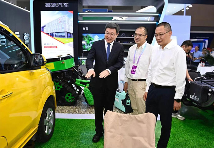涪陵區(qū)委書記、區(qū)長親臨2023智博會鑫源汽車展臺