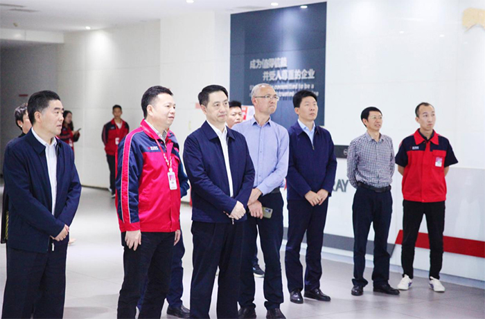 重慶市副市長鄭向東率隊(duì)蒞臨鑫源農(nóng)機(jī)考察調(diào)研